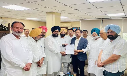 Punjab कांग्रेस के नेताओं ने राज्य चुनाव आयुक्त से मुलाकात की