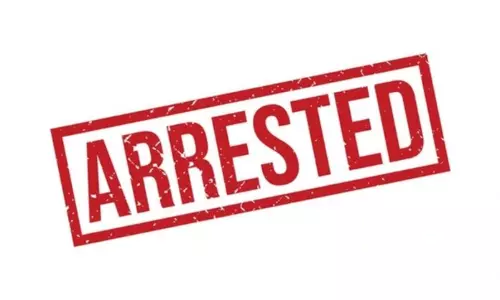 Jammu: हेरोइन के साथ 3 ड्रग तस्कर गिरफ्तार Jammu: हेरोइन के साथ 3 ड्रग तस्कर गिरफ्तार