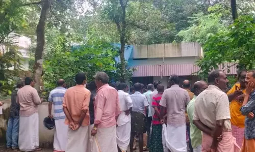 KERALA : एर्नाकुलम में शिक्षक दम्पति और उनके बच्चे मृत पाए गए KERALA : एर्नाकुलम में शिक्षक दम्पति और उनके बच्चे मृत पाए गए