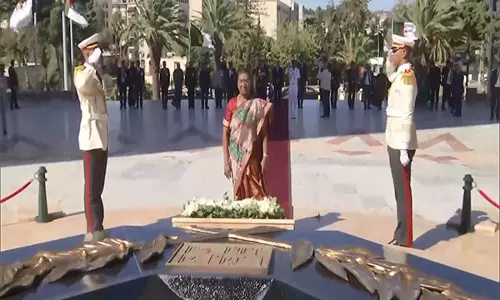 राष्ट्रपति द्रौपदी मुर्मू ने Algeria में मकाम एचाद शहीद स्मारक पर पुष्पांजलि अर्पित की