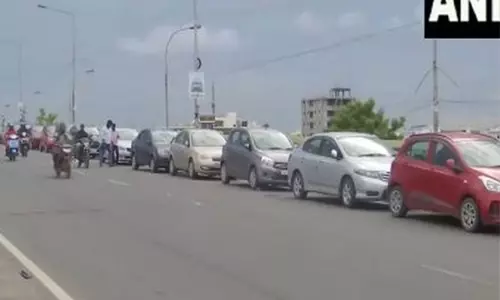 Chennai: भारी बारिश की आशंका के चलते लोगों ने वेलाचेरी फ्लाईओवर पर पार्क की गाड़ियां Chennai: भारी बारिश की आशंका के चलते लोगों ने वेलाचेरी फ्लाईओवर पर पार्क की गाड़ियां
