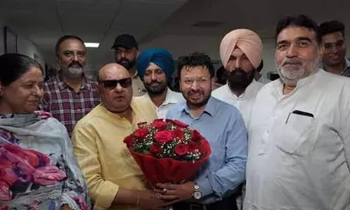 प्रशासन ने स्थानीय निकाय मंत्री r Dr. Ravjot Singh को गार्ड ऑफ ऑनर दिया प्रशासन ने स्थानीय निकाय मंत्री r Dr. Ravjot Singh को गार्ड ऑफ ऑनर दिया
