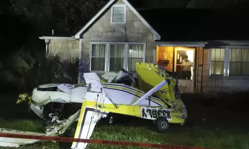 Georgia के पड़ोस में छोटा विमान दुर्घटनाग्रस्त होने से पायलट की मौत और यात्री घायल Georgia के पड़ोस में छोटा विमान दुर्घटनाग्रस्त होने से पायलट की मौत और यात्री घायल