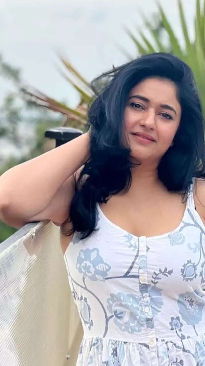 पूनम बाजवा का कातिलाना अंदाज