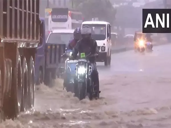 Chennai के कई हिस्सों में भारी बारिश के कारण जलभराव और यातायात जाम की स्थिति बनी