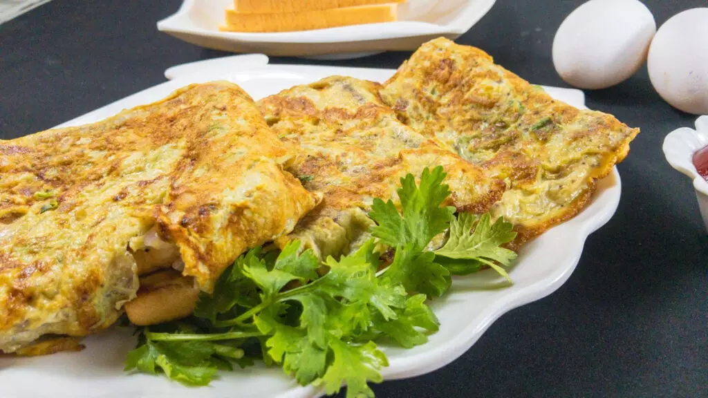 Bread Omelette Recipe: स्वादिष्ट और चीज़ी ब्रेड ऑमलेट ट्राई करें