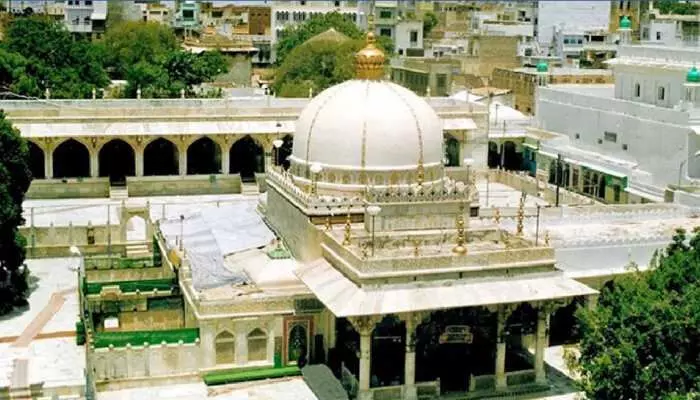 Moinuddin Chishti: राजस्थान की इस दरगाह में मौजूद चमत्कारी दरवाजा जिससे गुजरने से मिलती हैं जन्नत