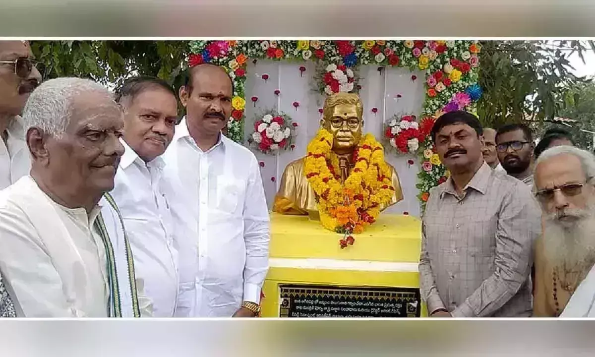 Andhra Pradesh: डॉ. सूरी भगवंतम की कांस्य प्रतिमा का अनावरण