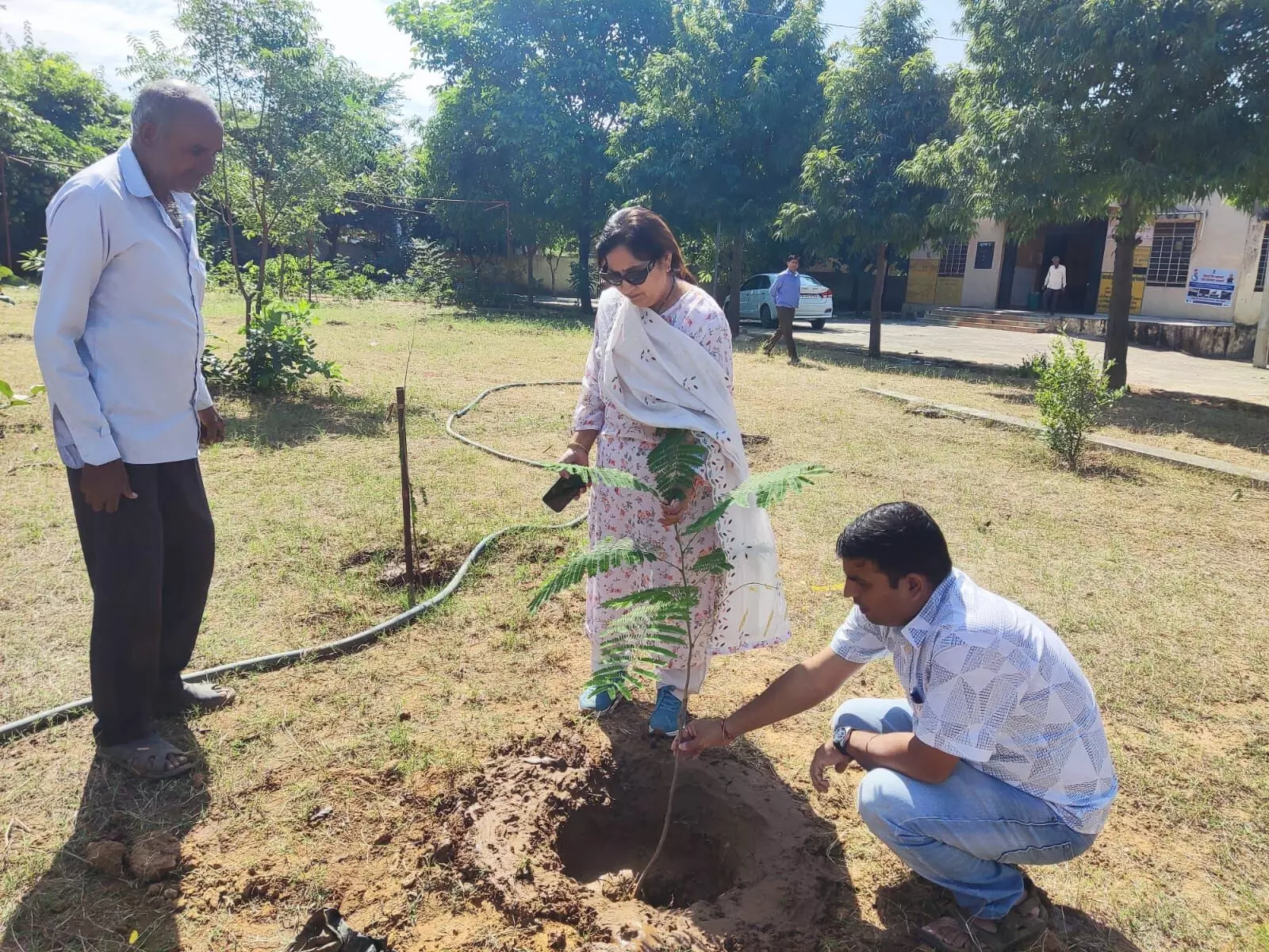 Jaipur: आयुक्त मनरेगा में योजना अंतर्गत चल रहे विकास कार्यों का किया औचक निरीक्षण