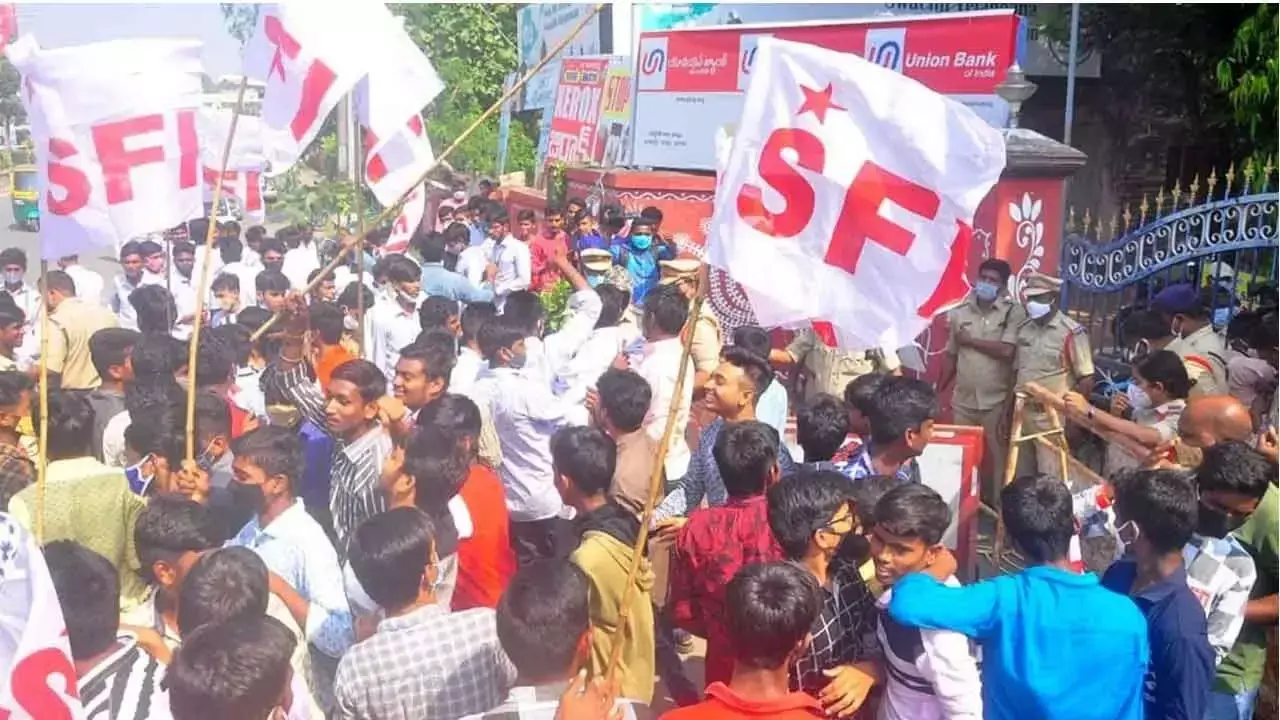 SFI और ABVP राज्य सरकार से लंबित फीस बकाया जारी करने को कहें