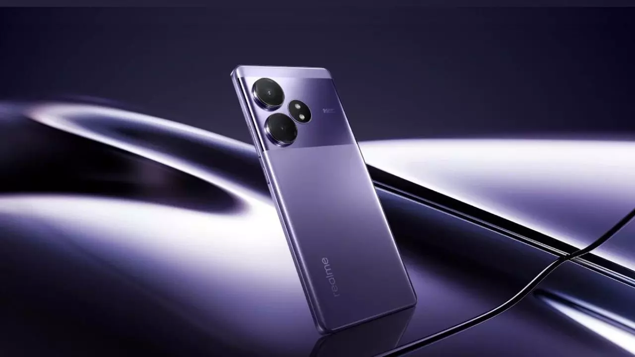 Realme GT 6T, हजारों रुपए सस्ता हुआ 5500 mAh बैटरी और 16GB रैम वाला ऑफ़र