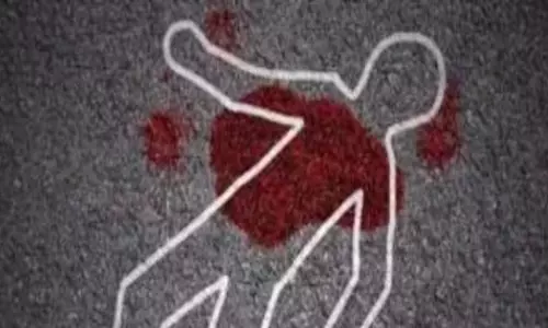 गर्दन और जांघ पर चाकू मारकर बीच रास्ते में मर्डर गर्दन और जांघ पर चाकू मारकर बीच रास्ते में मर्डर