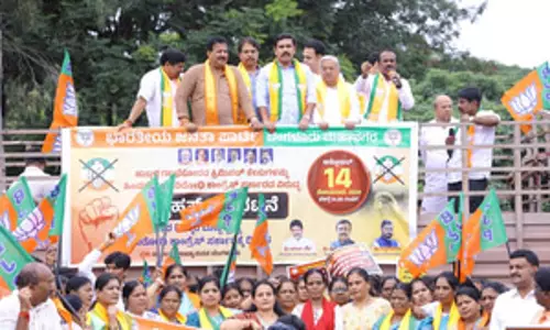 कर्नाटक भाजपा ने हुबली दंगा मामले की वापसी के खिलाफ किया विरोध-प्रदर्शन कर्नाटक भाजपा ने हुबली दंगा मामले की वापसी के खिलाफ किया विरोध-प्रदर्शन