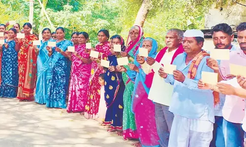 Telangana: छह गारंटियों के कार्यान्वयन की मांग को लेकर पोस्टकार्ड विरोध प्रदर्शन Telangana: छह गारंटियों के कार्यान्वयन की मांग को लेकर पोस्टकार्ड विरोध प्रदर्शन