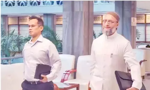 Delhi: विपक्षी सांसदों ने वक्फ पैनल की बैठक का बहिष्कार किया