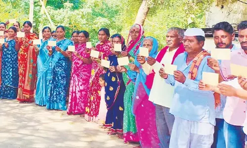 Telangana में छह गारंटियों के कार्यान्वयन की मांग को लेकर पोस्टकार्ड विरोध प्रदर्शन