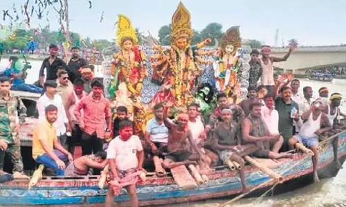 Odisha में विसर्जन से पहले मां दुर्गा की नाव यात्रा