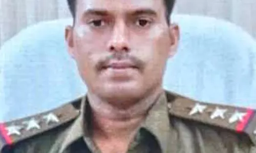 थाने अंदर हो गई पुलिस इंस्पेक्टर की पिटाई, जब्त बाइक को छुड़ाने पहुंचे लोगों ने किया हमला थाने अंदर हो गई पुलिस इंस्पेक्टर की पिटाई, जब्त बाइक को छुड़ाने पहुंचे लोगों ने किया हमला