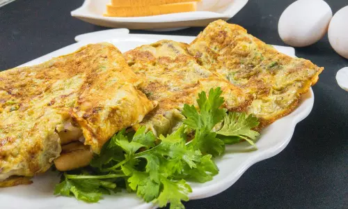Bread Omelette Recipe: स्वादिष्ट और चीज़ी ब्रेड ऑमलेट ट्राई करें Bread Omelette Recipe: स्वादिष्ट और चीज़ी ब्रेड ऑमलेट ट्राई करें