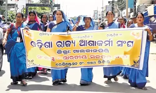Odisha: आशा कार्यकर्ताओं ने नौकरी नियमितीकरण और पेंशन की मांग की
