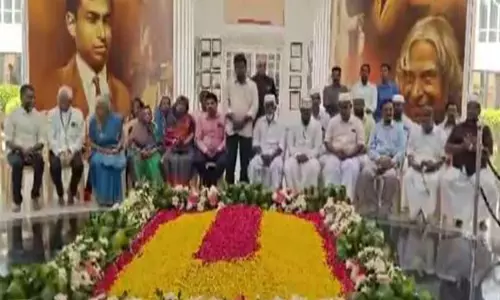 APJ Abdul Kalam को उनके 93वें जन्मदिन पर परिवार और सरकारी अधिकारियों ने श्रद्धांजलि दी APJ Abdul Kalam को उनके 93वें जन्मदिन पर परिवार और सरकारी अधिकारियों ने श्रद्धांजलि दी
