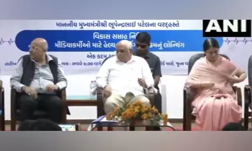 CM ने विकास सप्ताह के दौरान फिट इंडिया, फिट मीडिया के तहत राज्यव्यापी स्वास्थ्य जांच शिविर का उद्घाटन किया