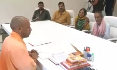 UP के सीएम योगी आदित्यनाथ ने गोलीकांड पीड़ित के परिवार से मुलाकात की