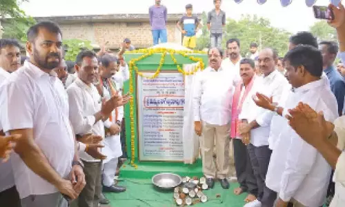 Minister Tummala ने गांव की समस्याओं के समाधान के उपायों पर प्रकाश डाला Minister Tummala ने गांव की समस्याओं के समाधान के उपायों पर प्रकाश डाला