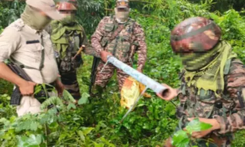 Manipur-Mizoram: हथियारों और गोला-बारूद का भारी जखीरा जब्त Manipur-Mizoram: हथियारों और गोला-बारूद का भारी जखीरा जब्त