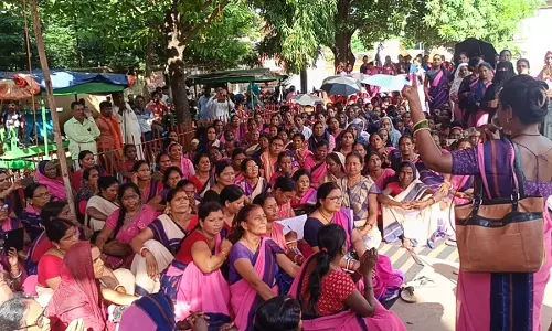 Jadugoda में आंगनबाड़ी सेविकाओं का धरना स्थगित, हड़ताल जारी