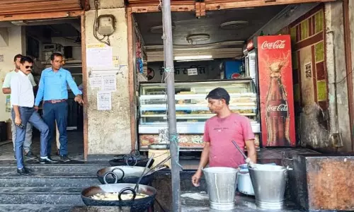 एसडीएम ने होटलों में दी दबिश, गुणवत्ता युक्त मिठाई बेचने के दिए निर्देश