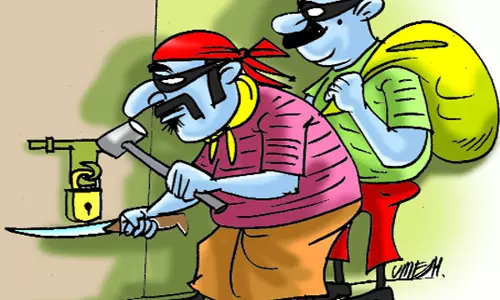 Rudrapur: कलेक्ट्रेट कॉलोनी में हुई 15 लाख की चोरी ,दो चोरों को पुलिस ने गिरफ्तार Rudrapur: कलेक्ट्रेट कॉलोनी में हुई 15 लाख की चोरी ,दो चोरों को पुलिस ने गिरफ्तार