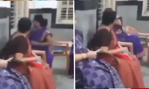 Bengaluru: मंदिर में महिला के गले से सोने की चेन खींच ले गया चोर, वीडियो वायरल Bengaluru: मंदिर में महिला के गले से सोने की चेन खींच ले गया चोर, वीडियो वायरल