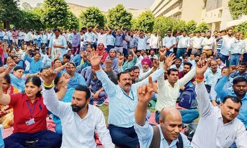 PGI में हड़ताल पांचवें दिन भी जारी, मरीज परेशान PGI में हड़ताल पांचवें दिन भी जारी, मरीज परेशान