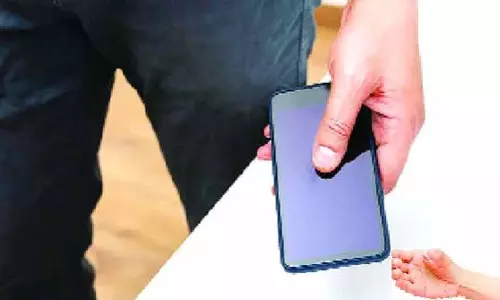 Chandigarh में ट्रैफिक मार्शल से फोन छीना गया Chandigarh में ट्रैफिक मार्शल से फोन छीना गया
