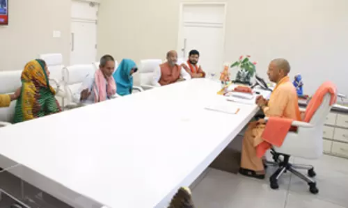 CM Yogi ने बहराइच हिंसा के पीड़ित परिवार से मुलाकात की