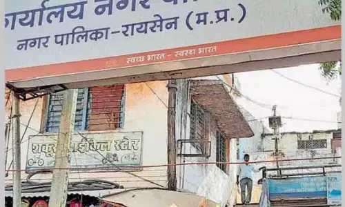 नपा रायसेन के टाइम कीपर के सामने घुटने टेके CMO ने, पहले किया सस्पेंड फिर उसे बहाल किया