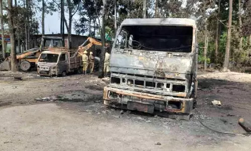 Alipurduar के मदारीहाट में तेल टैंकर में आग लगने से दो वाहन जल गए