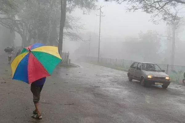 Kiriburu मेघाहातुबुरु में भारी वर्षा से जनजीवन प्रभावित Kiriburu मेघाहातुबुरु में भारी वर्षा से जनजीवन प्रभावित