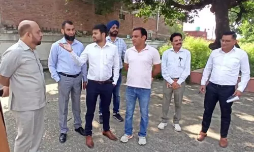 Dr. Devansh ने नगर निगम वार्डों में बुनियादी सुविधाओं का जायजा लिया Dr. Devansh ने नगर निगम वार्डों में बुनियादी सुविधाओं का जायजा लिया