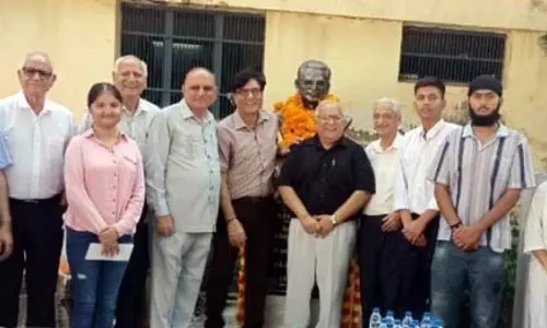 Jammu: टॉपर दिव्यांग छात्रों को नकद पुरस्कार मिले Jammu: टॉपर दिव्यांग छात्रों को नकद पुरस्कार मिले
