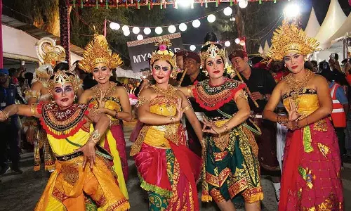 Kullu में दशहरा उत्सव के दौरान सांस्कृतिक परेड ने लोगों को मंत्रमुग्ध कर दिया Kullu में दशहरा उत्सव के दौरान सांस्कृतिक परेड ने लोगों को मंत्रमुग्ध कर दिया