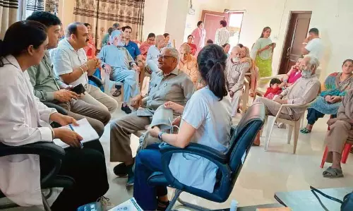 Hamirpur में वरिष्ठ नागरिकों के लिए स्वास्थ्य शिविर का आयोजन Hamirpur में वरिष्ठ नागरिकों के लिए स्वास्थ्य शिविर का आयोजन