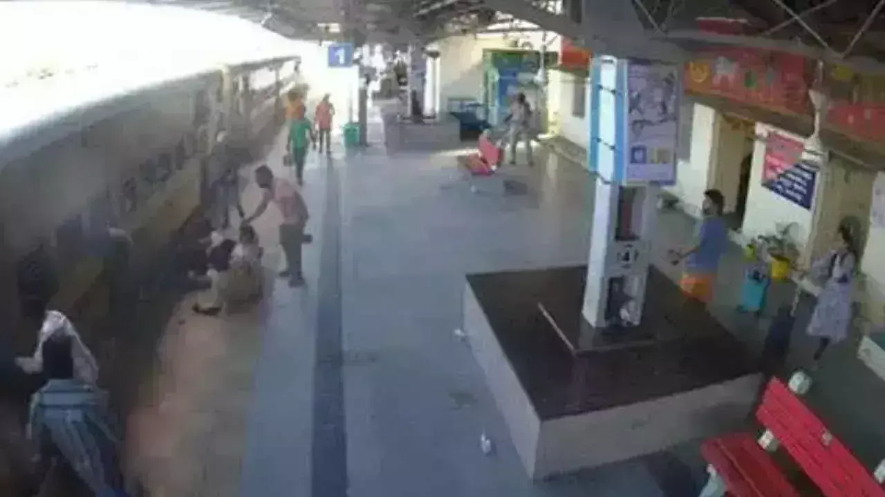 RPF अधिकारी ने लिंगमपल्ली रेलवे स्टेशन पर संभावित त्रासदी को टाला