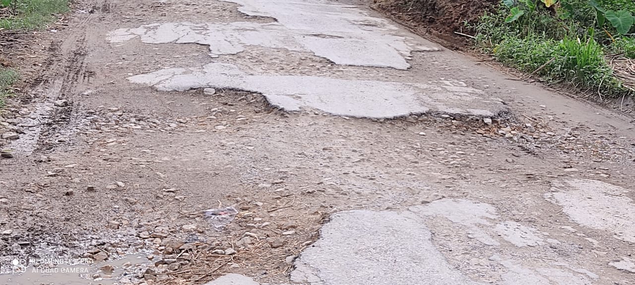 Kushinagar: गड्ढों के बीच सड़क पर चलना हुआ खतरनाक