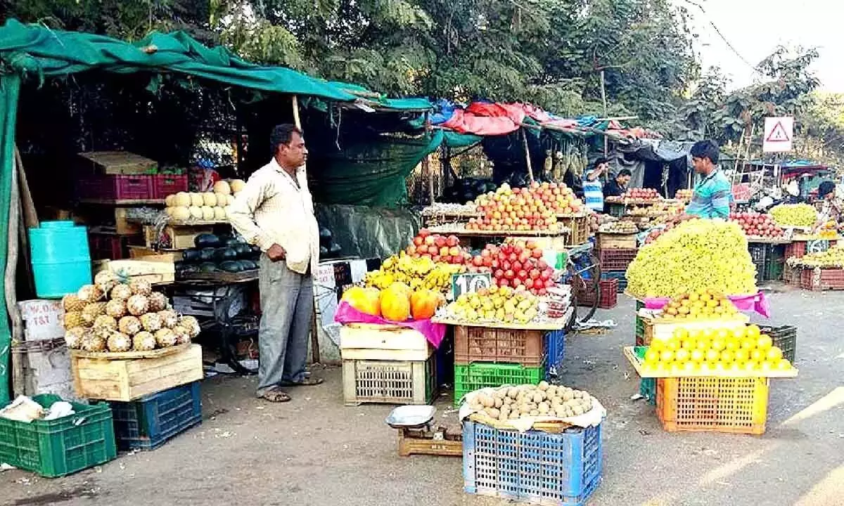 TG: फुटपाथ विक्रेताओं के कब्जे में, पैदल यात्री परेशान