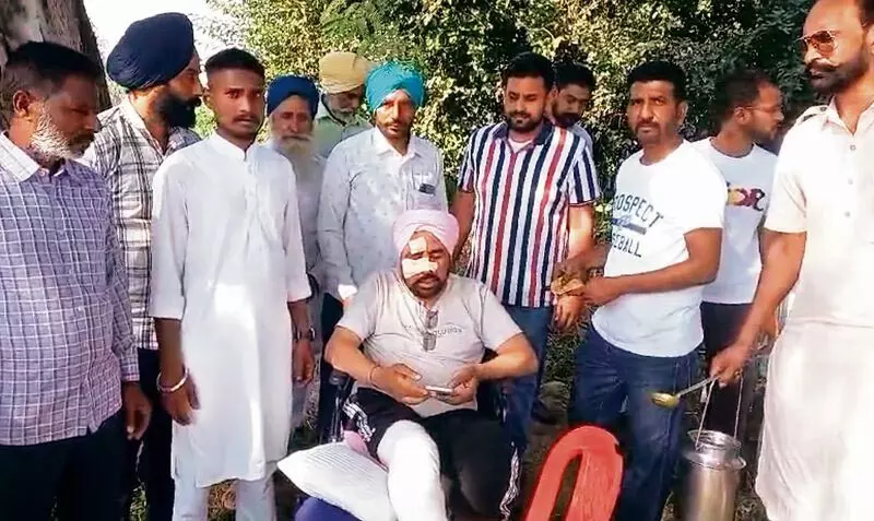 Punjab: घायल सरपंच उम्मीदवार ने समर्थकों का मनोबल बढ़ाने के लिए बूथ पर डेरा डाला