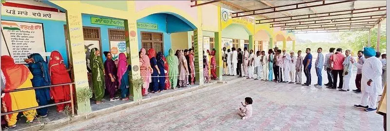 Punjab: मतदान केंद्रों पर लोगों की भीड़ उमड़ने से बाजार सूने नजर आए