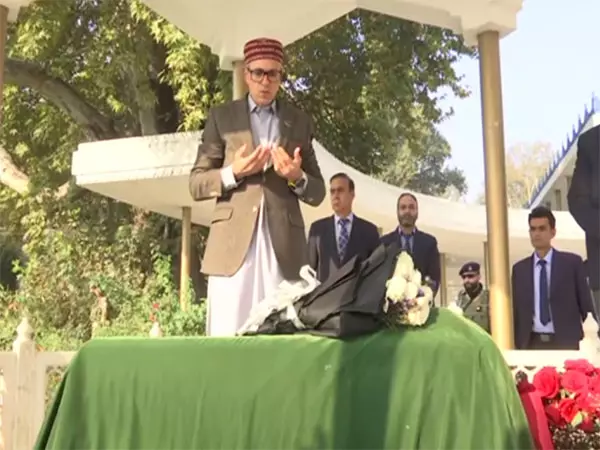 शेख अब्दुल्ला की कब्र पर प्रार्थना करते हुए Omar Abdullah ने कहा- हमारे पास करने के लिए बहुत कुछ है शेख अब्दुल्ला की कब्र पर प्रार्थना करते हुए Omar Abdullah ने कहा- हमारे पास करने के लिए बहुत कुछ है