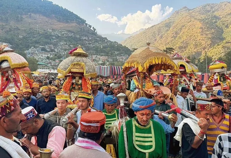 Himachal: दशहरा उत्सव में शामिल होने पहुंचे 300 देवी-देवता, माहौल हुआ दिव्य